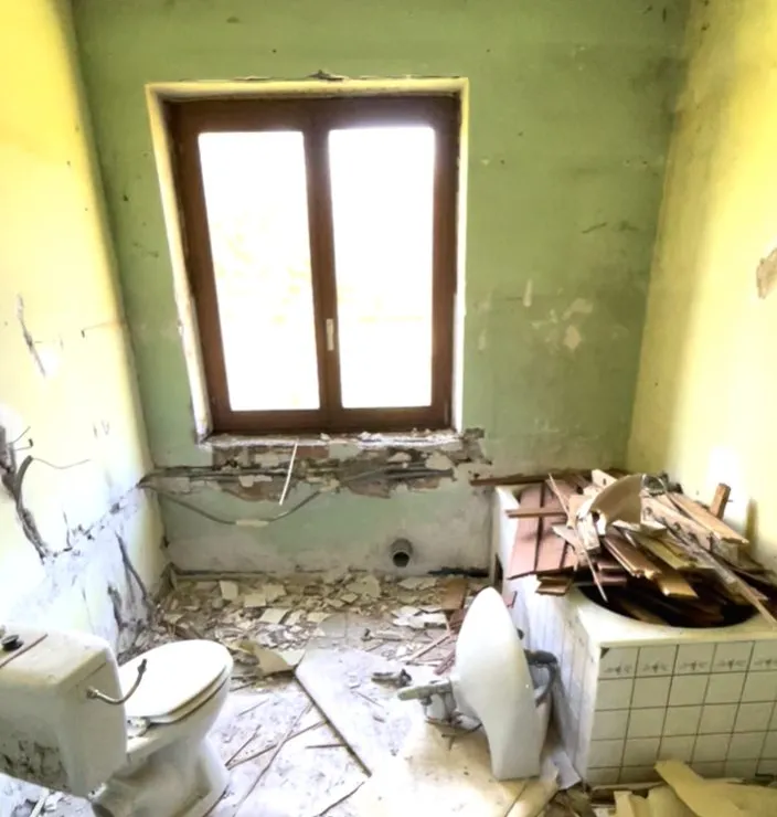 Salle de bain avant rénovation, maison forestière de 1870 (Bas-Rhin)