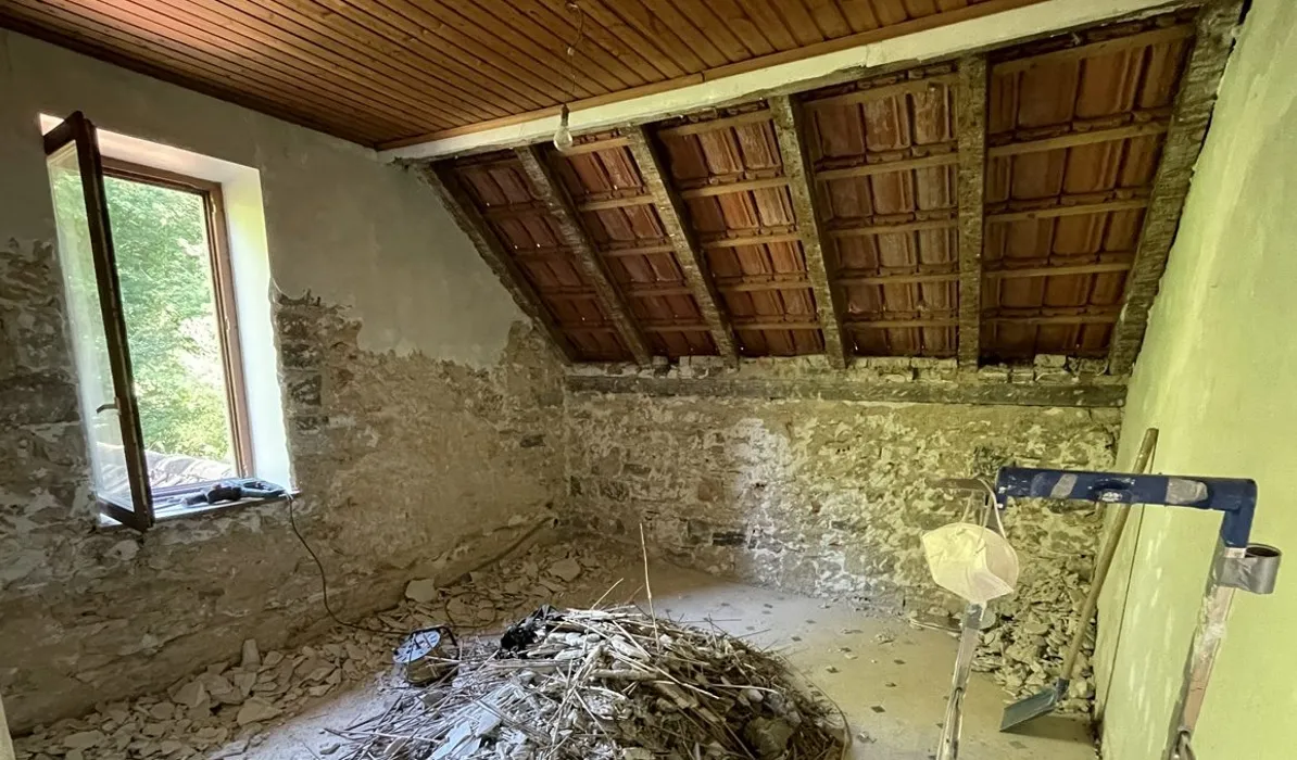Chambre sous combles avant rénovation, maison forestière de 1870