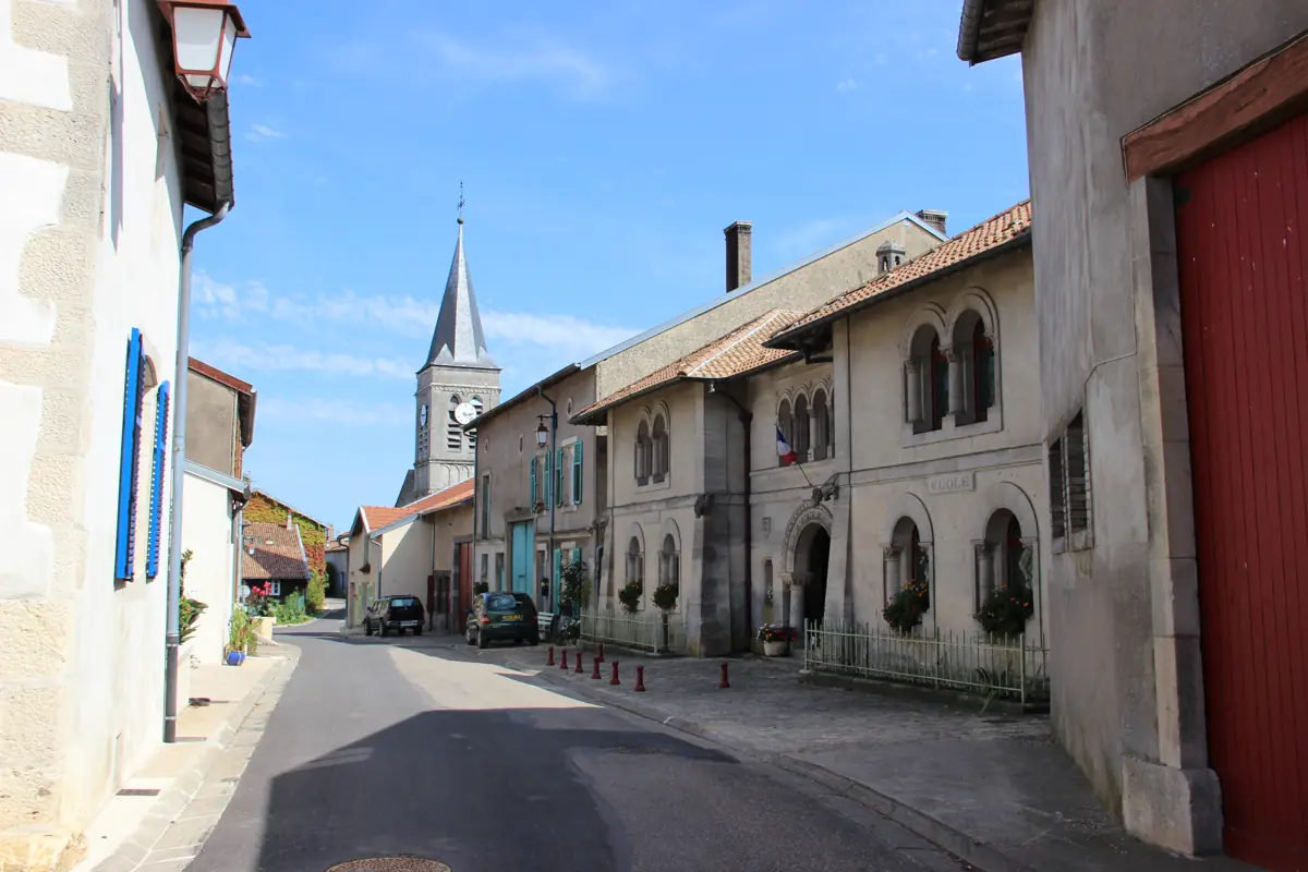Maisons meusiennes en pierre calcaire, rue Miss Skinner à Hattonchâtel