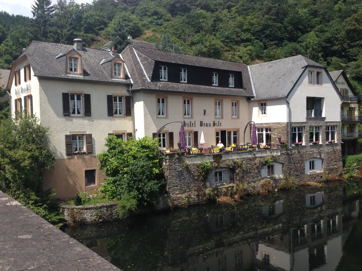 Maisons traditionnelles à Esch-sur-Sûre, façades claires et toits en ardoise