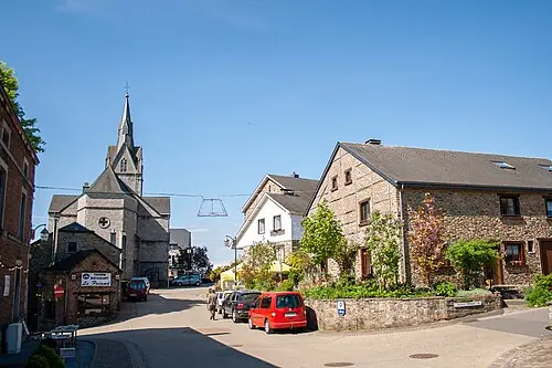 Maison ardennaise en pierre et toit d’ardoise à Redu, province de Luxembourg