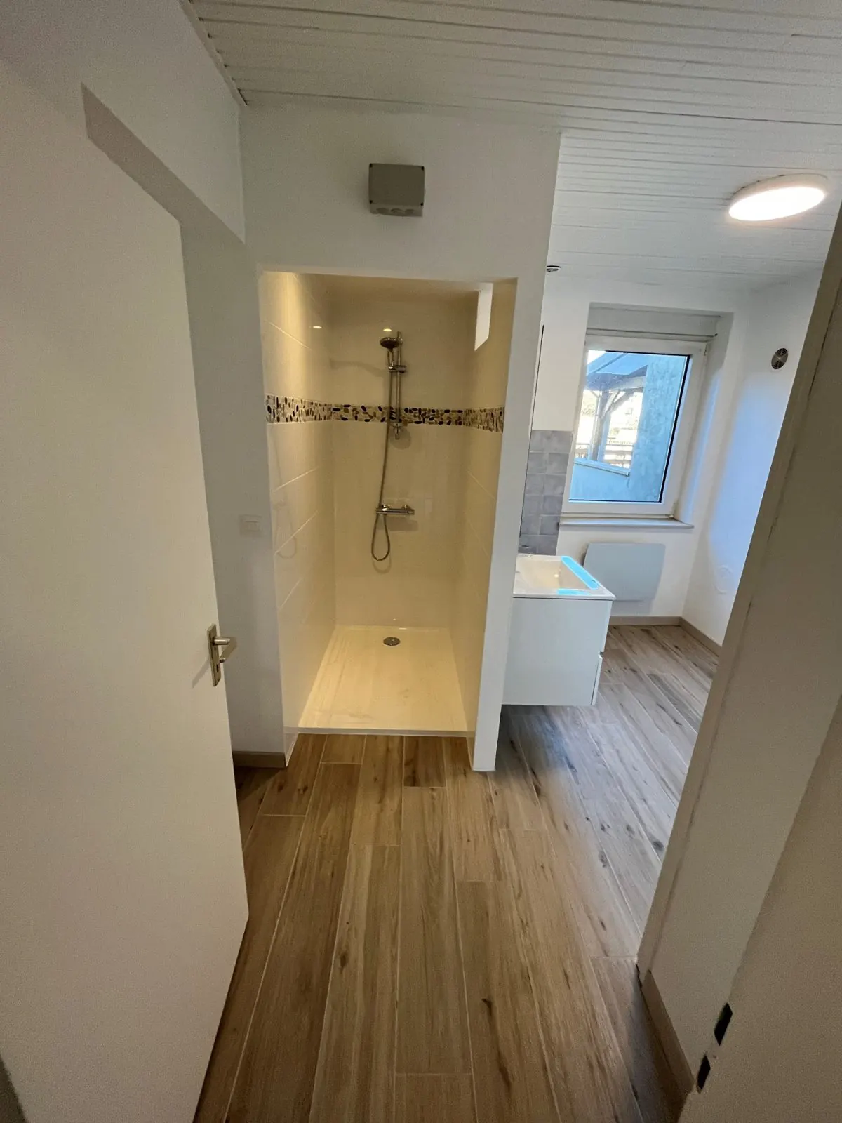 Salle d'eau avec douche après rénovation, maison de 1920 à Alsting (57)