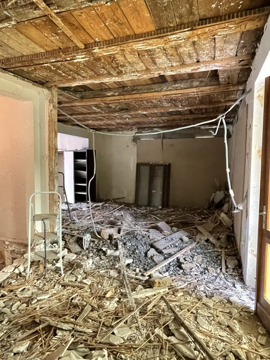 Séjour pendant les travaux, plafond déposé, maison forestière de 1870