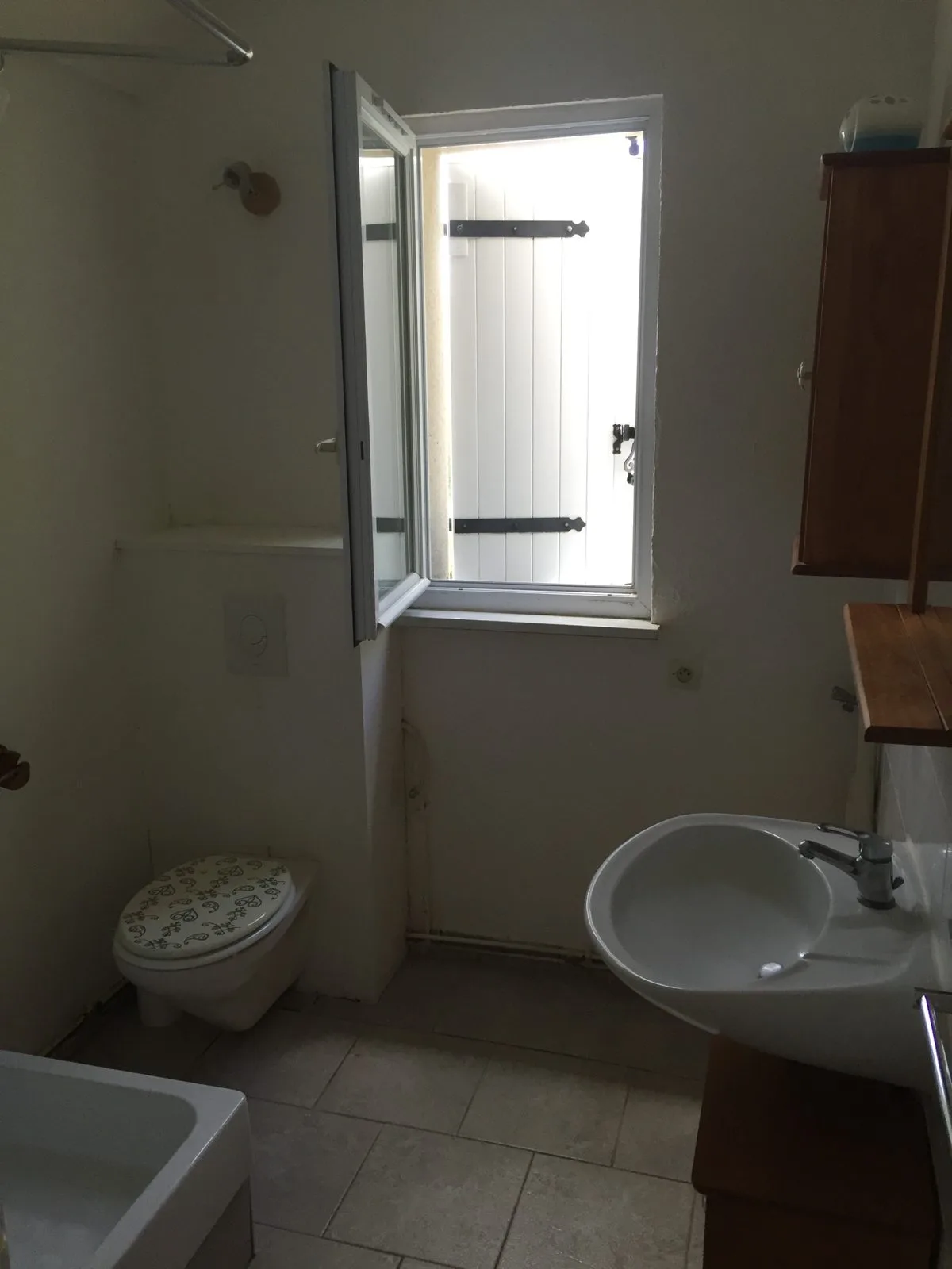 Salle de bain avant rénovation, immeuble locatif à Farschviller (57)