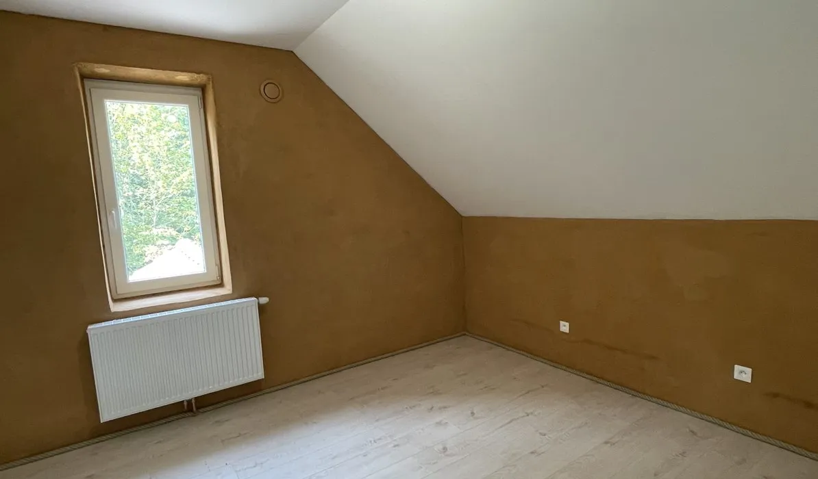 Chambre sous combles après rénovation, maison forestière de 1870